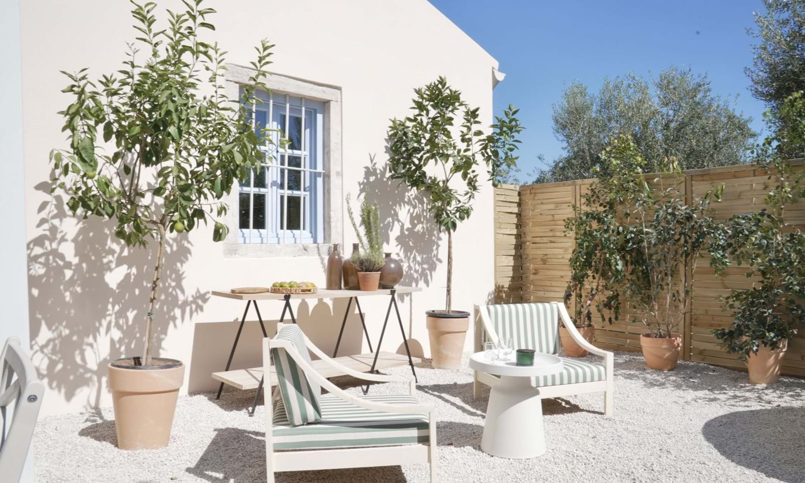 ALAMANDA 11 PATIO SEATING AREA